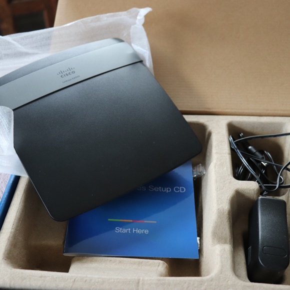 Cisco Linksys E2500 Advanced Dual-Band N600 Router - Picture 4 of 8